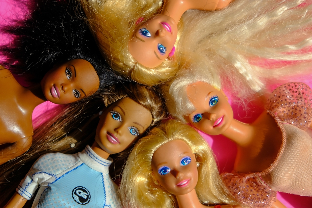 Dospělá žena je závislá na panenkách Barbie. Má jich doma přes 800 a nehodlá se jich vzdát
