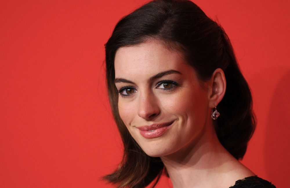 Herečka Anne Hathaway byla ve svých 43 letech prohlášena nejkrásnější ženou světa. Jak se vám líbí?