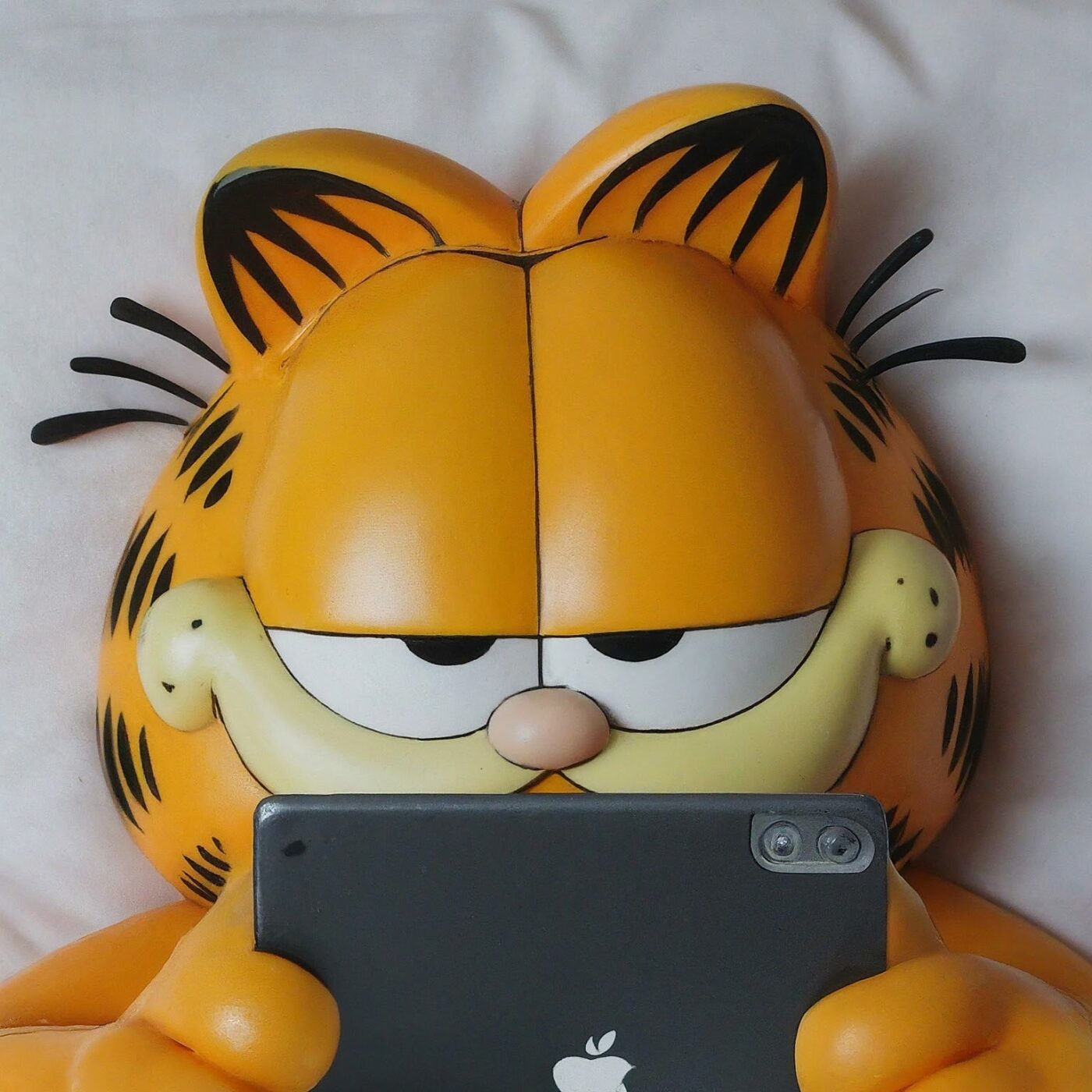 Desítky let zaplavovaly pláž v Bretani telefony s kocourem Garfieldem. Tato záhada je konečně vyřešena